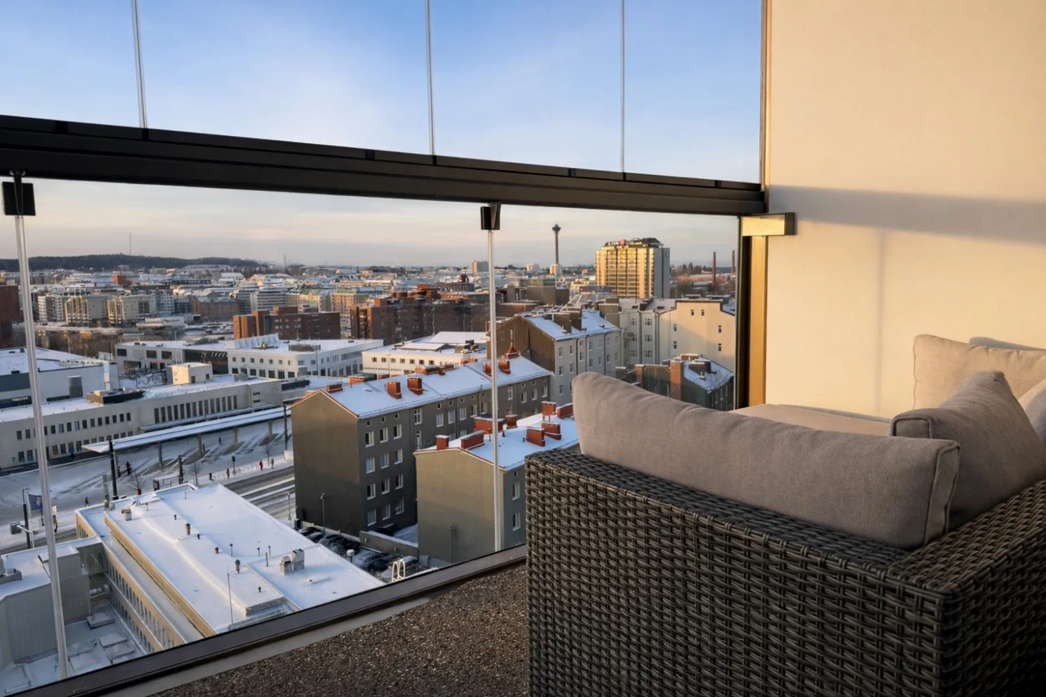 Parvekkeen tuoli ja näkymä rakennuksiin